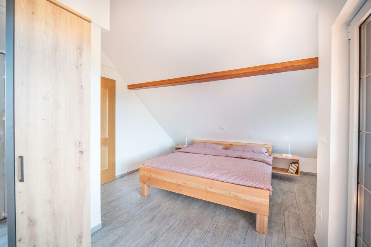 Apartment & Room Pristov ゴレンスカ地方 エクステリア 写真