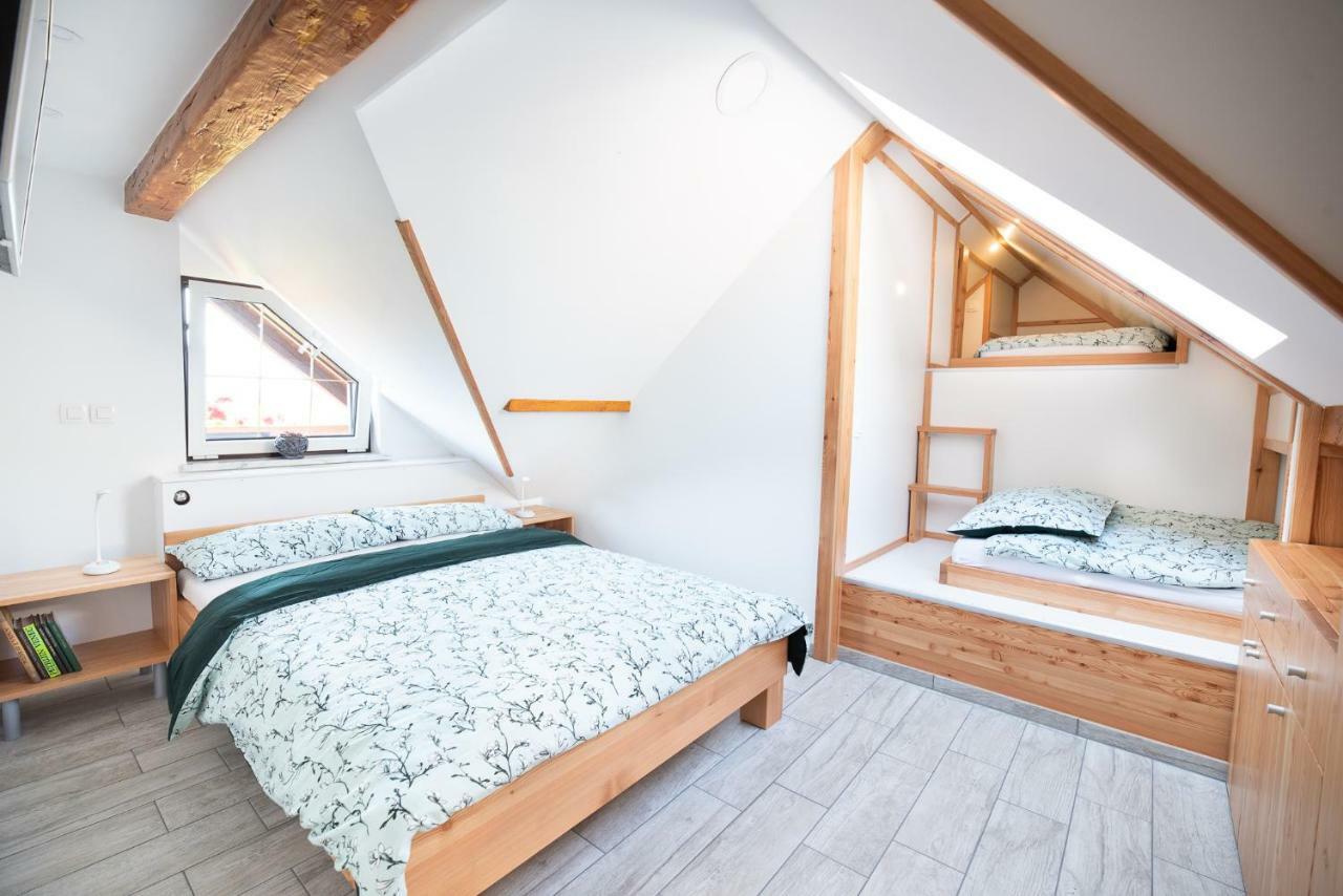 Apartment & Room Pristov ゴレンスカ地方 エクステリア 写真