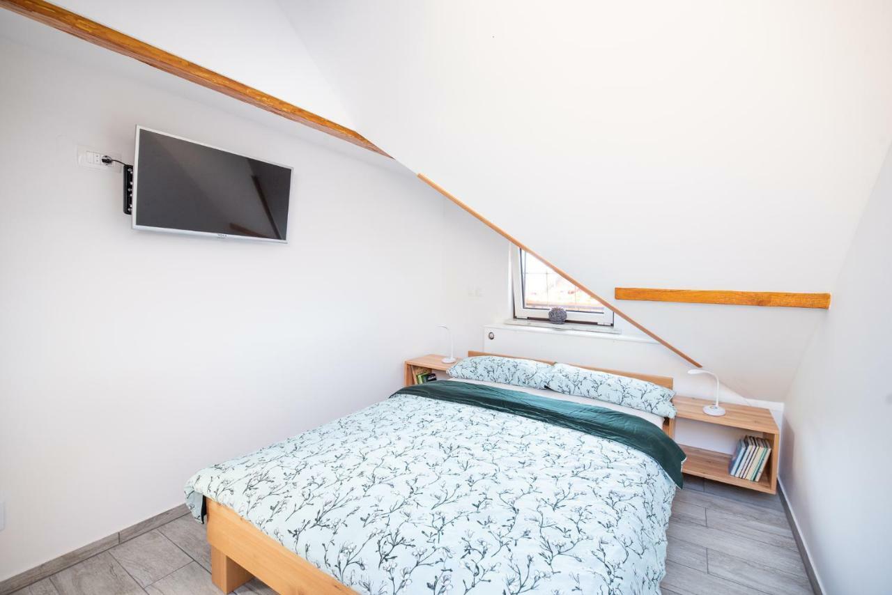 Apartment & Room Pristov ゴレンスカ地方 エクステリア 写真