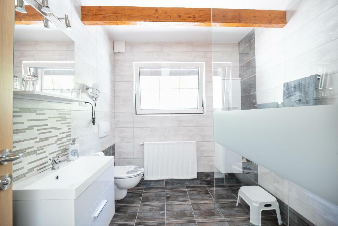 Apartment & Room Pristov ゴレンスカ地方 エクステリア 写真